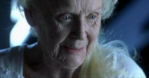 記得《鐵達尼號》中的老蘿絲嗎！？87歲因鐵達尼號走紅，100歲離世魂歸大海！年輕時照片曝光根本「女神」！